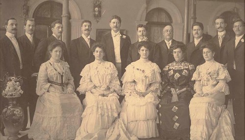 Imagen de Gustavo A. Madero de pie atrás de su esposa Carolina Villarreal, en una boda (atribuido)