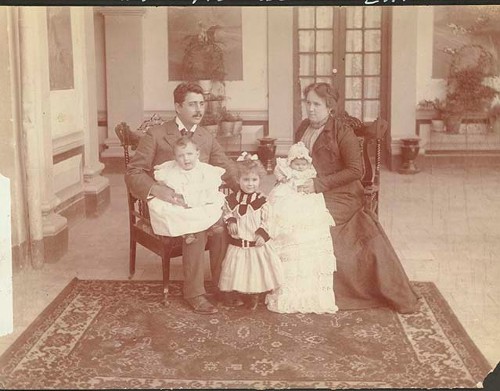 Imagen de Gustavo A. Madero y Carolina Villarreal con sus hijos bebés (atribuido)