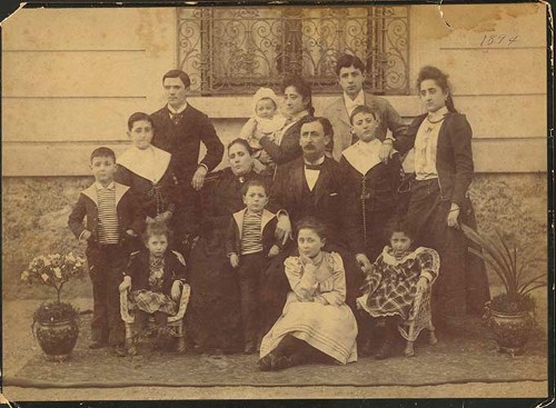 Imagen de Francisco Madero Hernández y Mercedes González con sus hijos en Versalles, Francia. Gustavo A. Madero de pie a la derecha (atribuido)