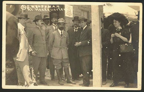 Imagen de Francisco I. Madero acompañado de su padre y su hermano Gustavo A., con un grupo probablemente de empresarios (atribuido)