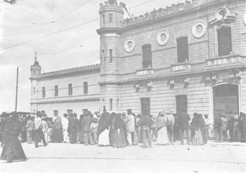 Imagen de El pueblo esperando la salida del cadáver de la penitenciaria