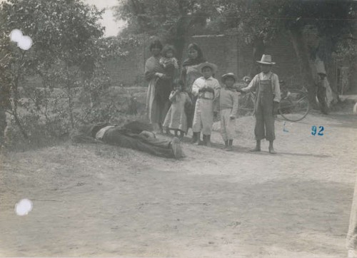 Imagen de Familia campesina junto al cadáver de Patricio Tovar (atribuido)