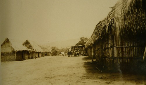 Imagen de Calle principal de la colonia “Juan R. Escudero” en Atoyac de Álvarez, Guerrero (atribuido)