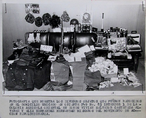 Imagen de Presentación de objetos encontrados en una casa de seguridad del Movimiento de Acción Revolucionaria en el Distrito Federal (atribuido)