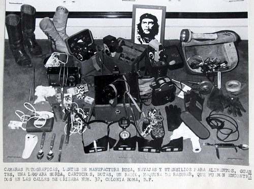 Imagen de Presentación de diversos utensilios encontrados en una casa de seguridad del Movimiento de Acción Revolucionaria en el Distrito Federal (atribuido)