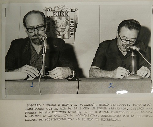 Imagen de Roberto Fernández Retamar y Mario Benedetti en un recital (atribuido)
