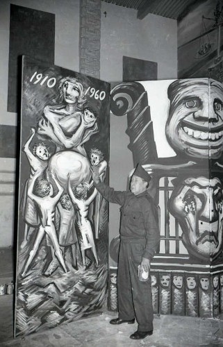 Imagen de Siqueiros elaborando biombos decorativos para obras teatrales en la penitenciaría (atribuido)