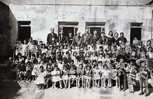 Imagen de Manuel M. Ponce y otras autoridades en foto grupal con niños de preescolar (atribuido)