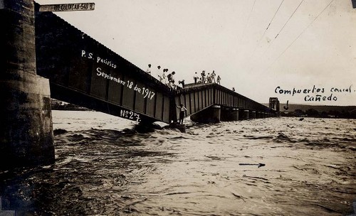 Imagen de Hundimiento de las pilas de soporte del puente del ferrocarril Sud-Pacífico de México, debido a la creciente del río Tamazula (atribuido)