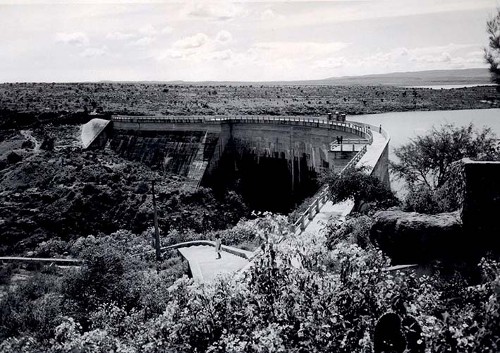 Imagen de Panorámica de la cortina de la presa Calles, construida de 1926 a 1931, primera gran obra hidráulica de la Comisión Nacional de Irrigación (atribuido)