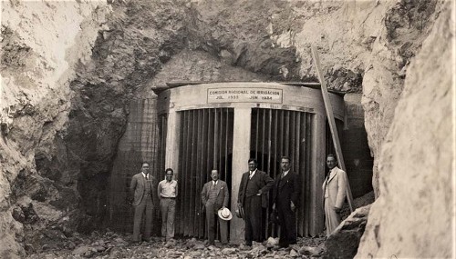 Imagen de Visita del presidente Lázaro Cárdenas a las obras de construcción de la presa Taxhimay (atribuido)