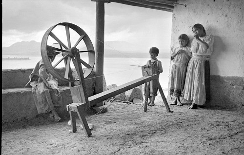 Imagen de Niños purépecha hilando algodón con rueca (propio)