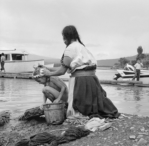 Imagen de Madre purépecha a la orilla del lago bañando a su hija, publicado en el reportaje “Máscaras tarascas” (propio)