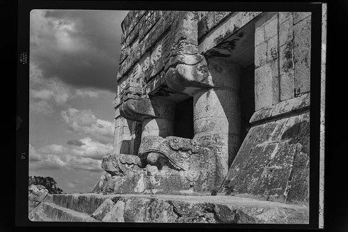Imagen de Detalle de la parte superior del Templo del Jaguar en la zona arqueológica de Chichen Itzá, Yucatán (atribuido)