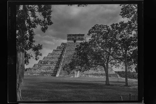 Imagen de Parte posterior del Templo de Kukulkán o El Castillo en la zona arqueológica de Chichen Itzá, Yucatán (atribuido)