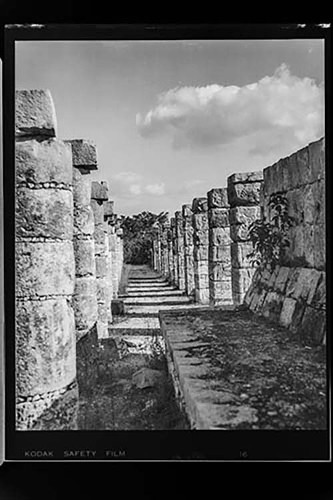 Imagen de Pilares del Norte del Templo, Conjunto o Grupo de las Mil Columnas en la zona arqueológica de Chichen Itzá, Yucatán (atribuido)
