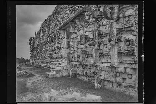 Imagen de Mascarones del Dios Chaac en la zona arqueológica de Kabah, Yucatán (atribuido)