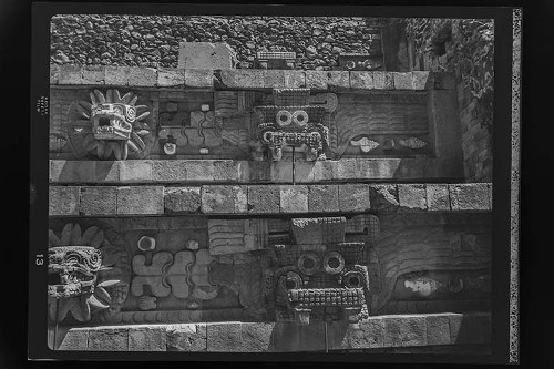 Imagen de Tableros de la Pirámide de la Serpiente Emplumada en la zona arqueológica de Teotihuacán (atribuido)