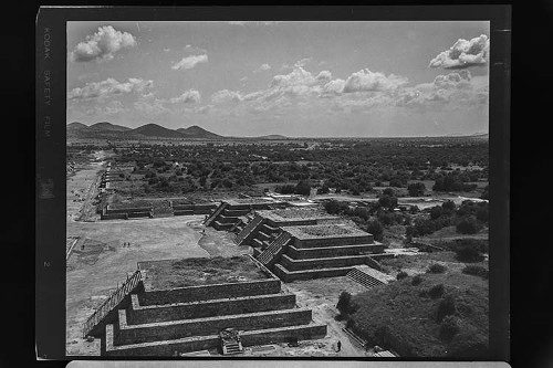 Imagen de Plaza de la Luna y Calzada de los muertos en la zona arqueológica de Teotihuacán, Teotihuacán de Arista (atribuido)