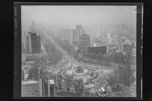 Imagen de Fotografía del paisaje urbano, toma aérea de la Columna de la Independencia y Paseo de la Reforma, Ciudad de México (atribuido)