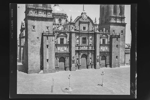 Imagen de Fotografía de arquitectura religiosa, vista del atrio y fachada principal de la Catedral de Puebla, Puebla (atribuido)