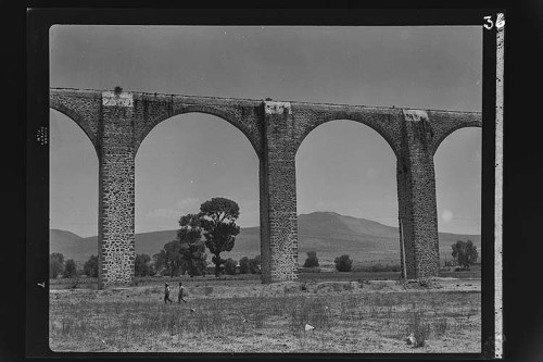 Imagen de Fotografía de arquitectura civil, detalle del acueducto, Santiago de Querétaro, Querétaro (atribuido)
