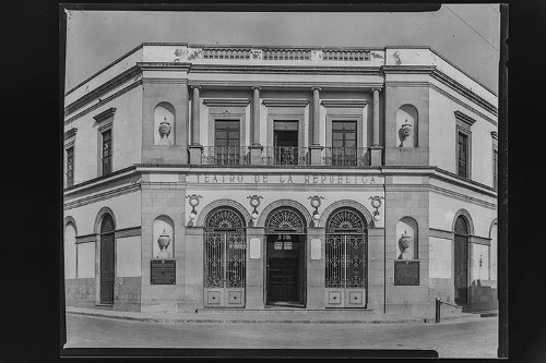 Imagen de Fotografía de arquitectura civil, Teatro de la República en Santiago de Querétaro, Querétaro (atribuido)