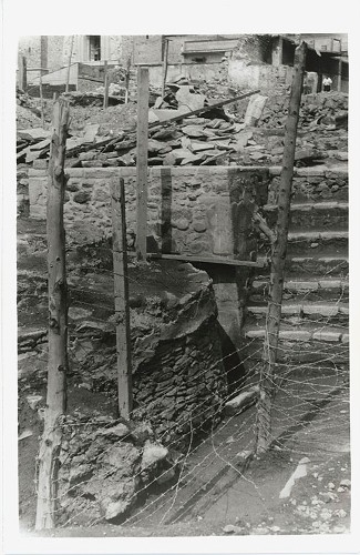 Imagen de Escaleras de la zona arqueológica, alambrada 1 (atribuido)