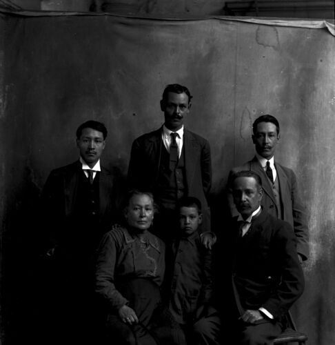 Imagen de Retrato en grupo de la familia Pérez Saucedo (atribuido)