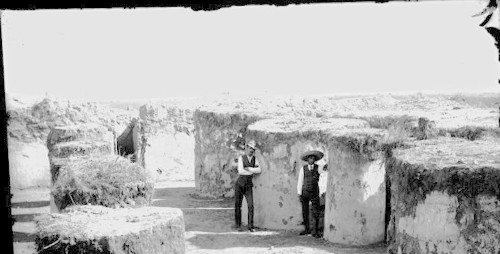Imagen de Excavaciones encabezadas por Manuel Gamio en la zona arqueológica de Alta Vista, Chalchihuites, Zacatecas (atribuido)