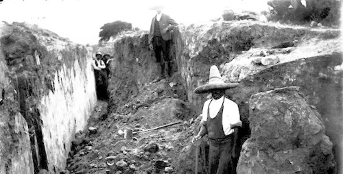 Imagen de Trabajos de excavación dirigidos por Manuel Gamio en la zona arqueológica de Alta Vista, Chalchihuites, Zacatecas (atribuido)
