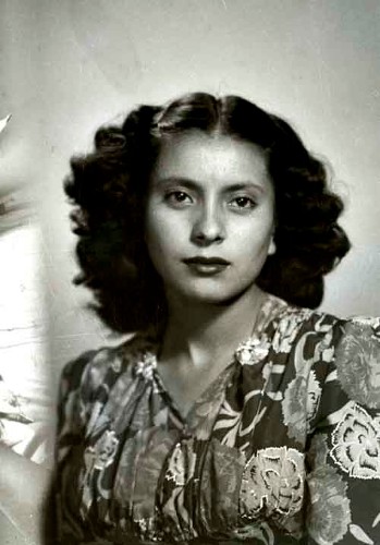 Imagen de Retrato de mujer joven con peinado estilizado y vestido estampado en estudio (atribuido)