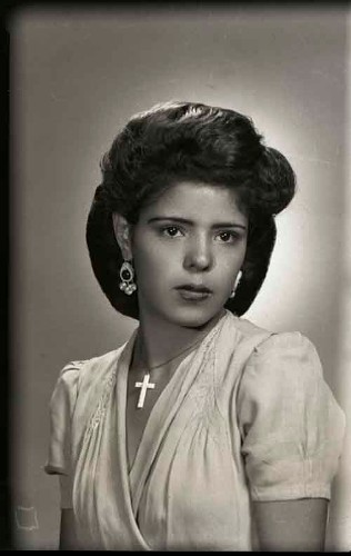 Imagen de Retrato de jovencita con vestido formal, peinado estilizado y crucifijo en pecho (atribuido)