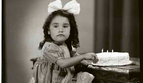 Imagen de Retrato de niña con pastel casero de tercer cumpleaños en estudio (atribuido)