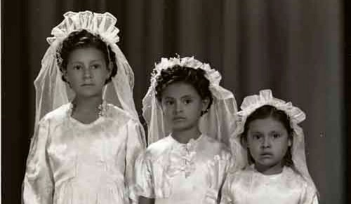 Imagen de Retrato de tres niñas con vestidos blancos y velo, posiblemente hermanitas acompañando en presentación de tres años en estudio (atribuido)
