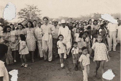 Imagen de Lavalle Urbina en un mitin político con pobladores de Dzitbalché (atribuido)