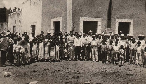 Imagen de Lavalle Urbina con pobladores de Ixcupil (atribuido)