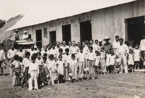 Imagen de Visita de Lavalle Urbina y Guerrero Martínez a la Escuela Rural Número 26 del poblado de Atasta (atribuido)