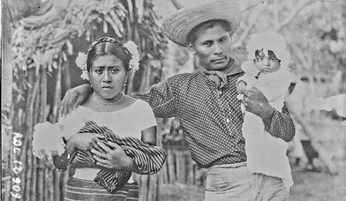 Imagen de Mexique [une femme et un homme mexicains tenants leurs deux enfants]: [photographie de presse] / [Agence Rol]