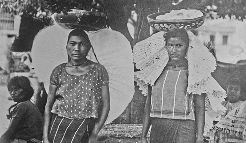Imagen de Mexique [vue de deux femmes mexicaines portant un récipient sur leur tête]: [photographie de presse] / [Agence Rol]