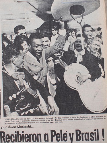 Imagen de Edson Arantes do Nascimento mejor conocido como Pelé, fue recibido con mariachis en el aeropuerto de Guadalajara (atribuido)