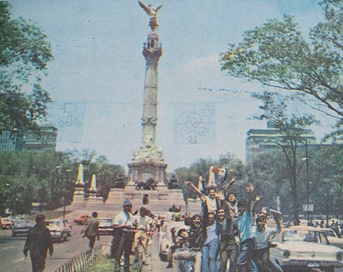 Imagen de Aficionados celebrando frente al Ángel de la Independencia (atribuido)