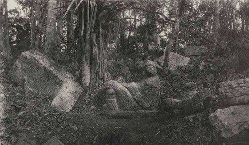 Imagen de Chichén Itzá VI: Stelen, Tempel, Gesamtansichte und Ort Pisté / Yucatán