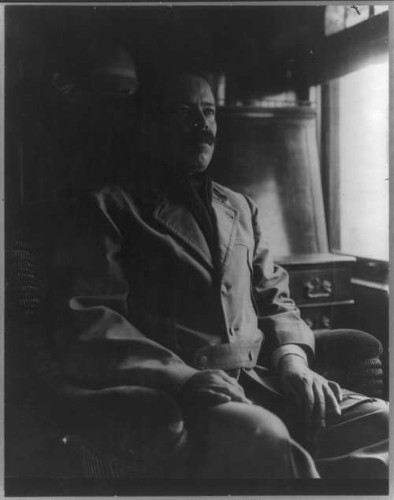 Imagen de Gen. Francisco Villa, three quarter length portrait, seated in a railroad car (atribuido), Francisco Villa en un vagón del ferrocarril (alternativo)