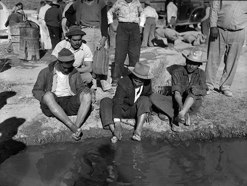 Imagen de Mineros mojando sus pies en un río durante una huelga (atribuido)