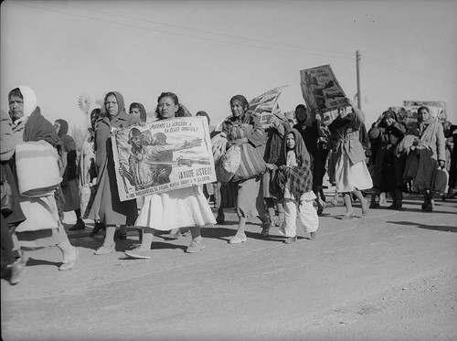 Imagen de Mujeres y mineros de Nueva Rosita con carteles durante caravana del Hambre (atribuido)
