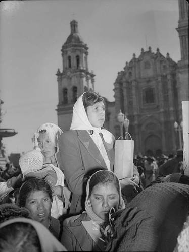 Imagen de Mujeres miembros de la Caravana del hambre, frente a la catedral, en el zócalo de la Cd. de México (atribuido)