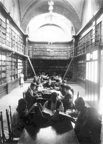 Imagen de Gente consultando libros en el Archivo General de la Nación (atribuido)