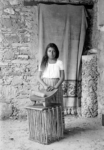 Imagen de Mujer indígena con metate, retrato (propio)