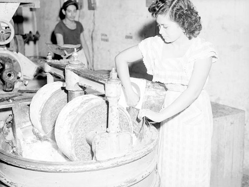 Imagen de Mujer trabajando en una molienda de cacao (propio)